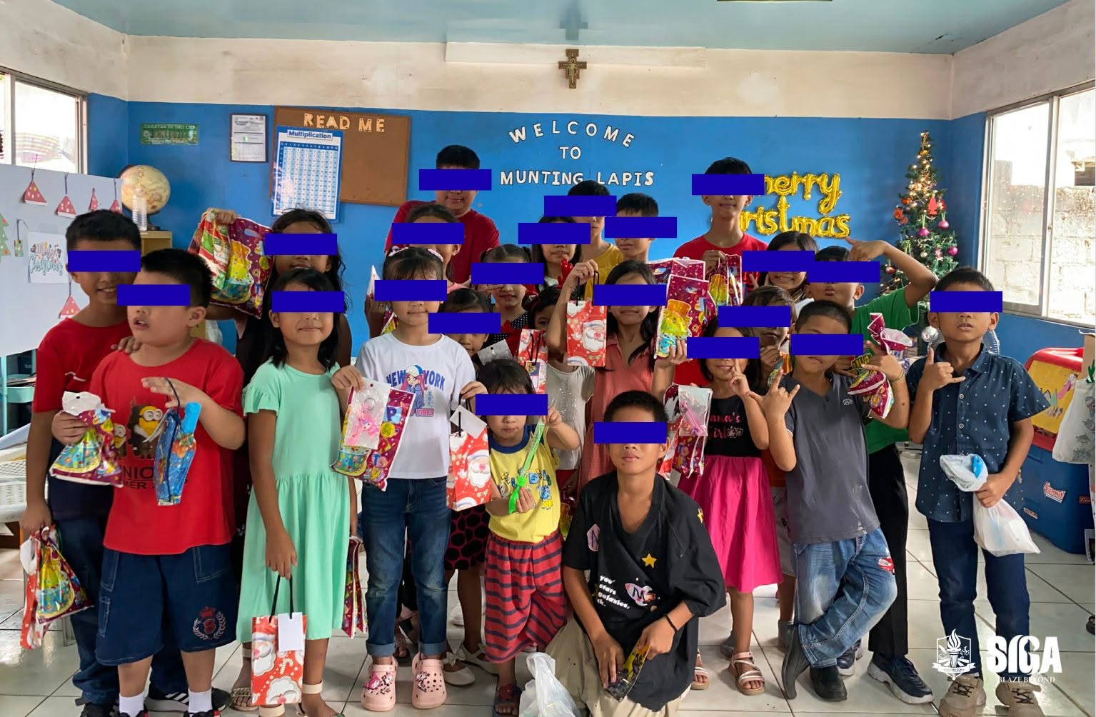 Munting Lapis children pose with Xavier University volunteers